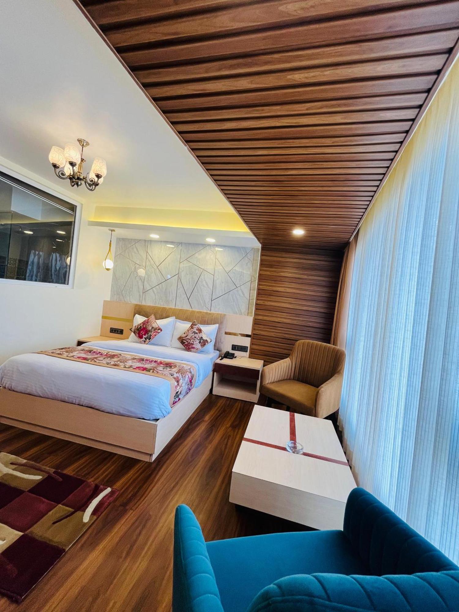 Luxury Stay At Hotel Broadway Boutique Mall Road Chowrasta Near Mahakal Temple Darjeeling  Exterior foto