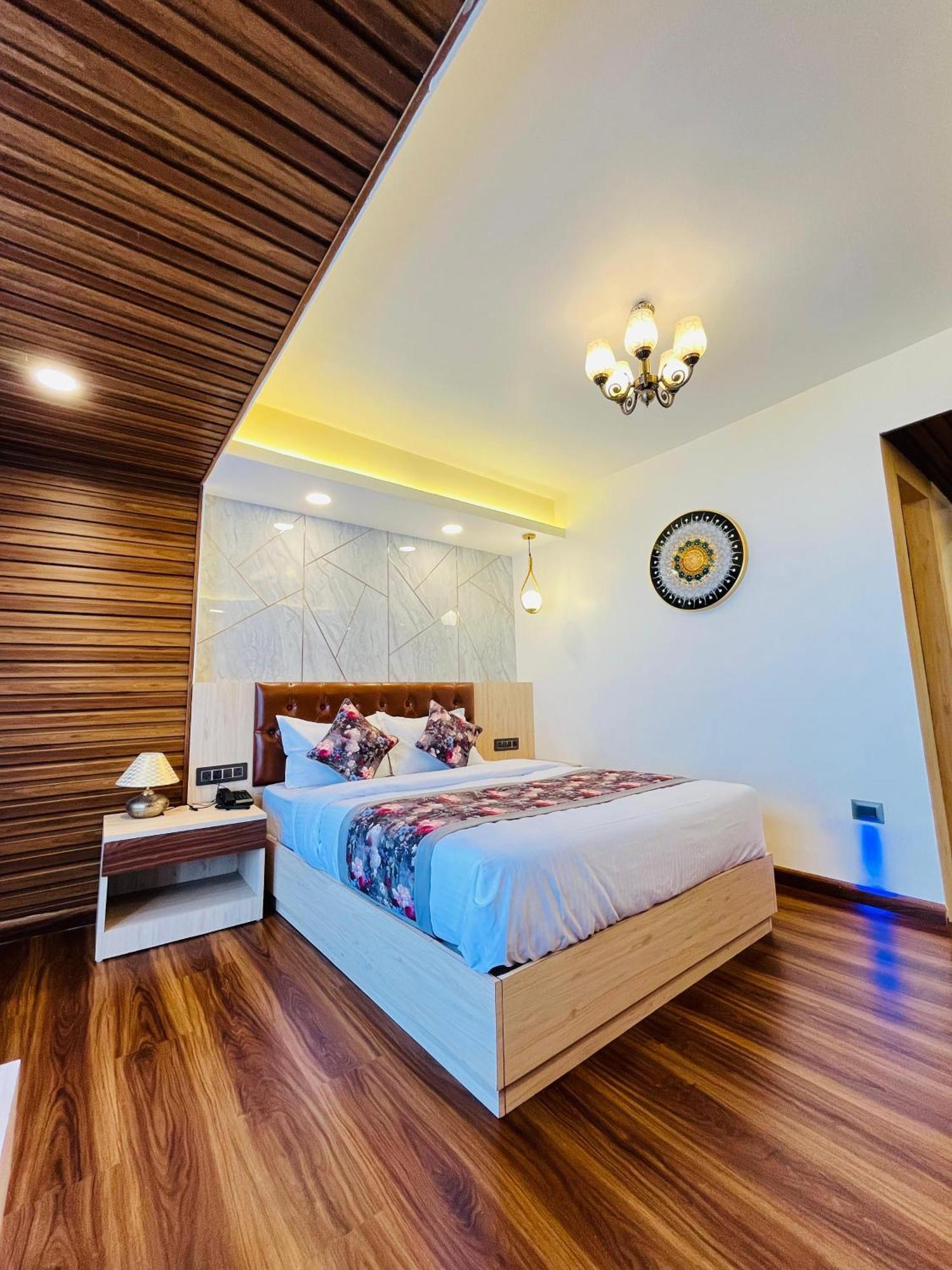 Luxury Stay At Hotel Broadway Boutique Mall Road Chowrasta Near Mahakal Temple Darjeeling  Exterior foto