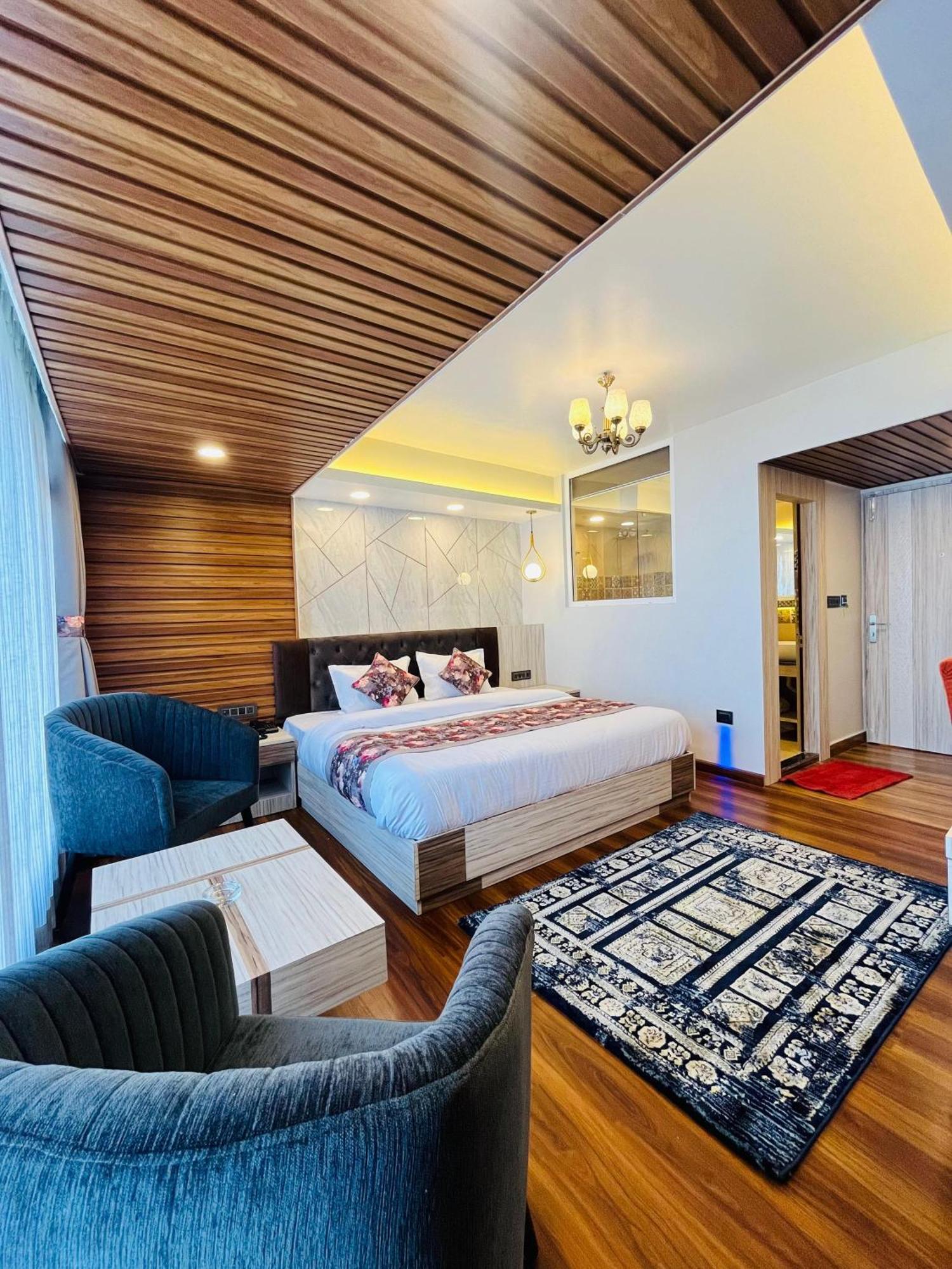 Luxury Stay At Hotel Broadway Boutique Mall Road Chowrasta Near Mahakal Temple Darjeeling  Exterior foto